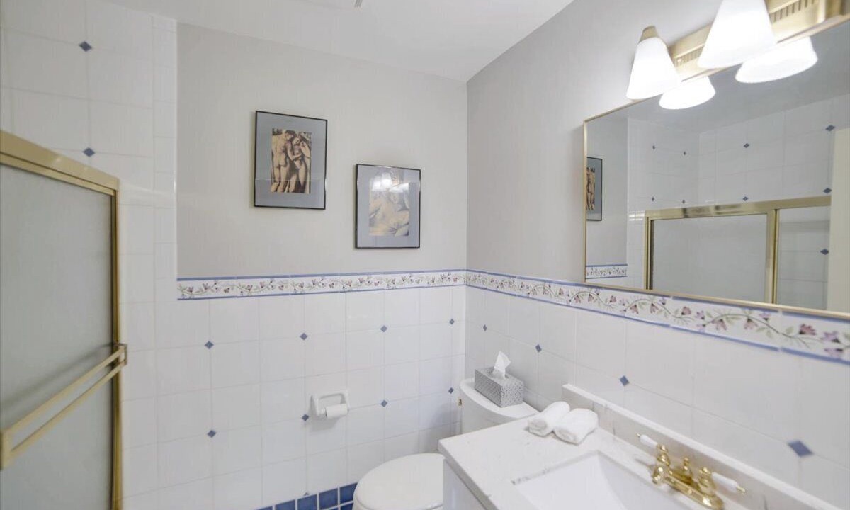 Photo of Bathroom in Rossmoyne