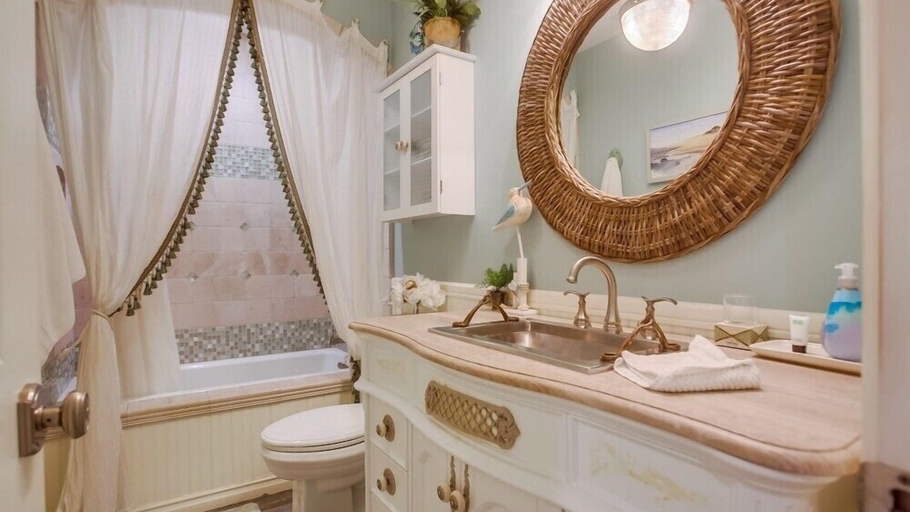 Photo of Bathroom in Central Mission Beach