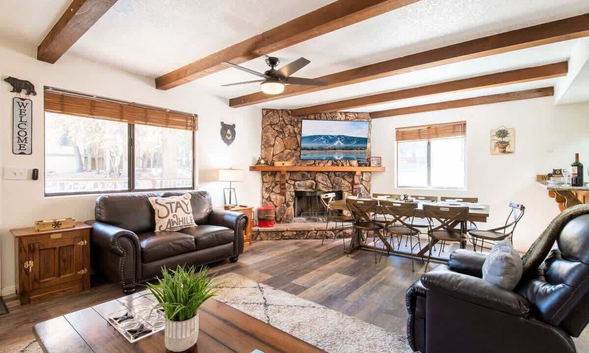 Photo of Livingroom in Summit Estates