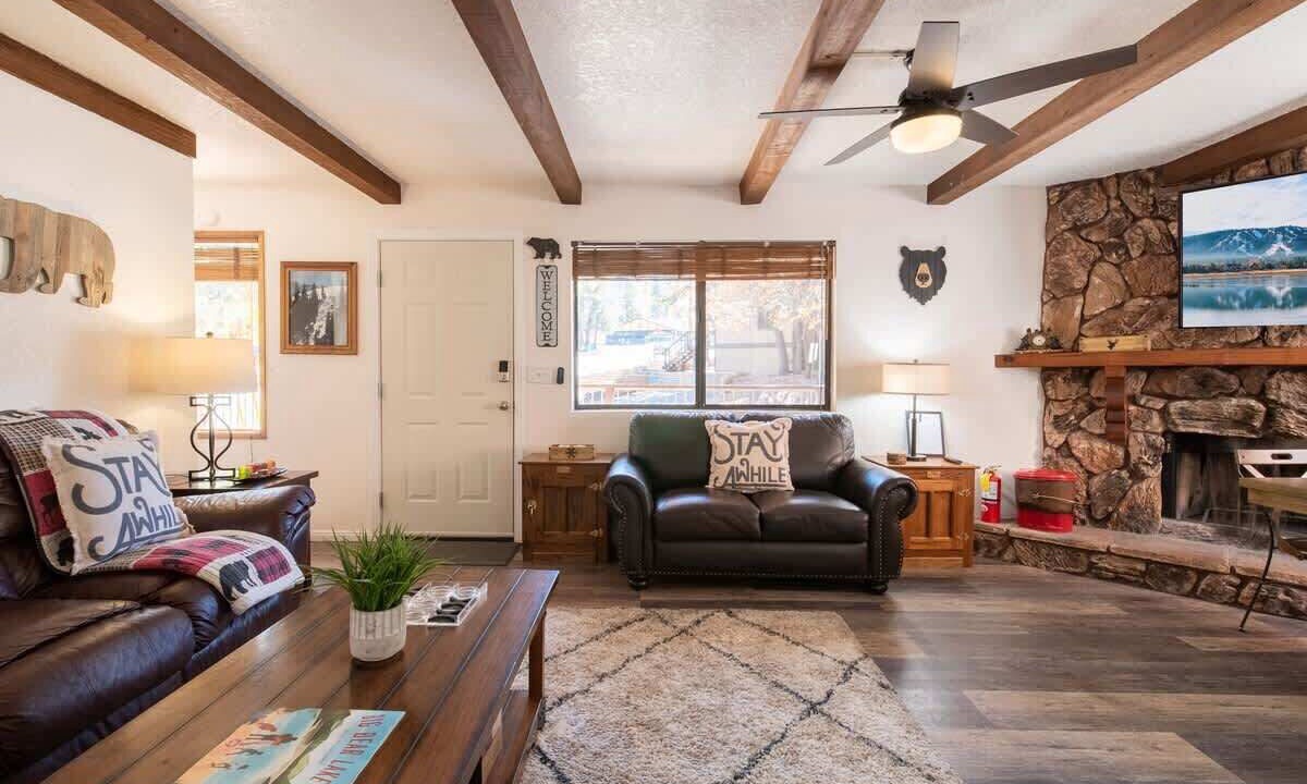 Photo of Livingroom in Summit Estates