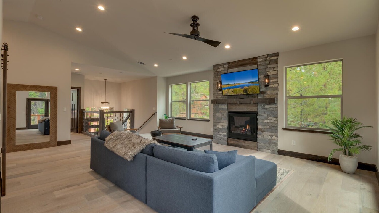 Photo of Livingroom in Angora Highlands