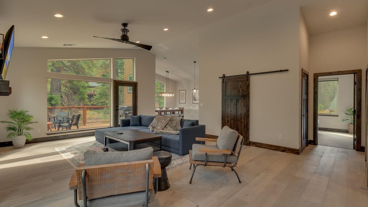 Photo of Livingroom in Angora Highlands