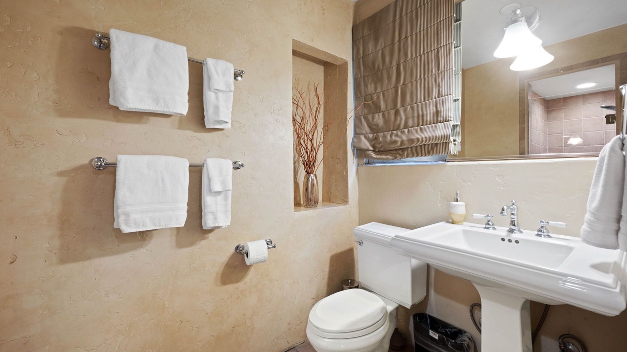 Photo of Bathroom in The Movie Colony