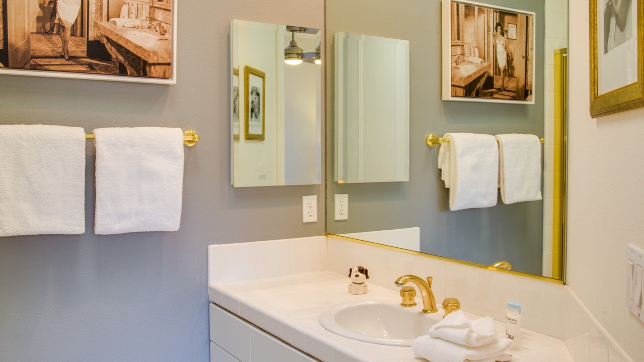 Photo of Bathroom in The Movie Colony