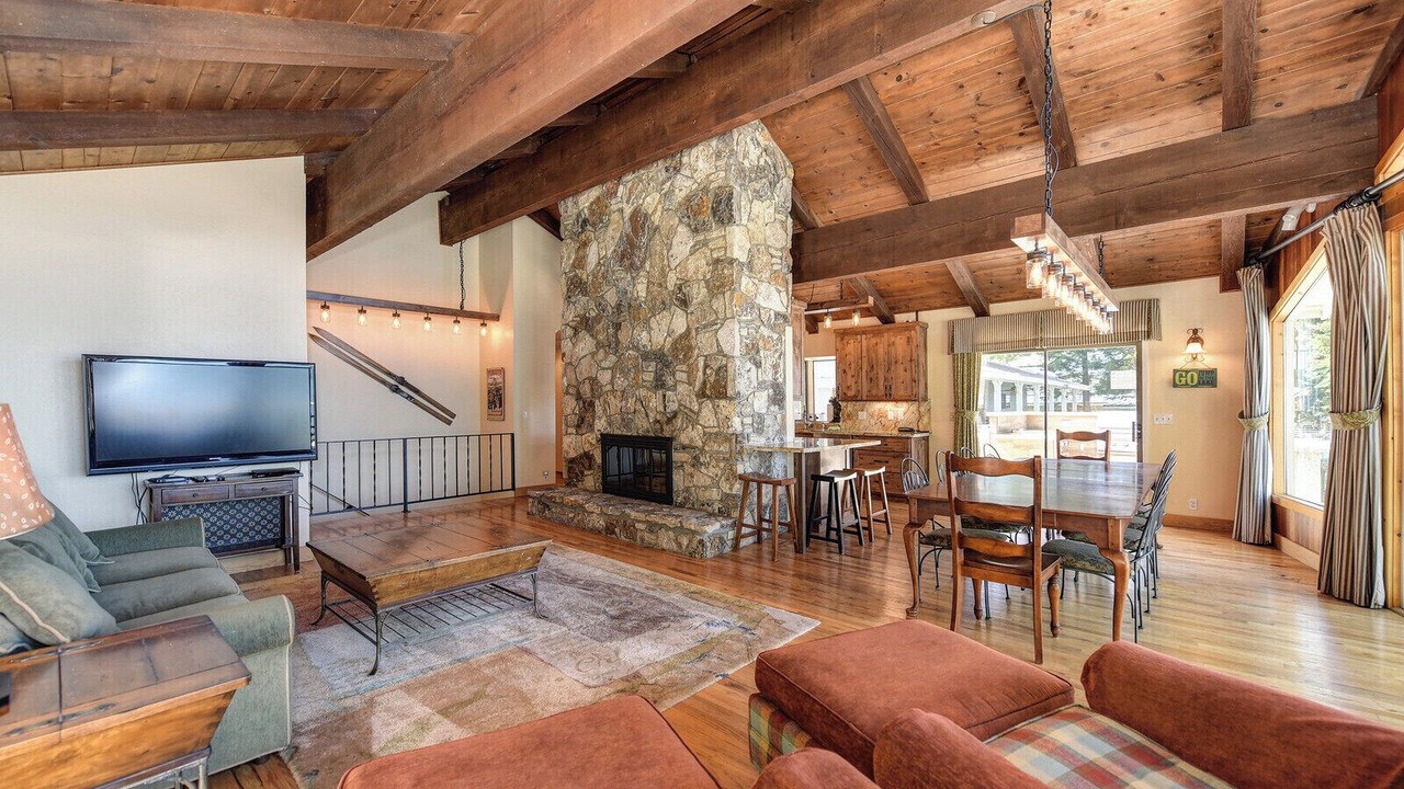 Photo of Livingroom in Lake Almanor Country Club