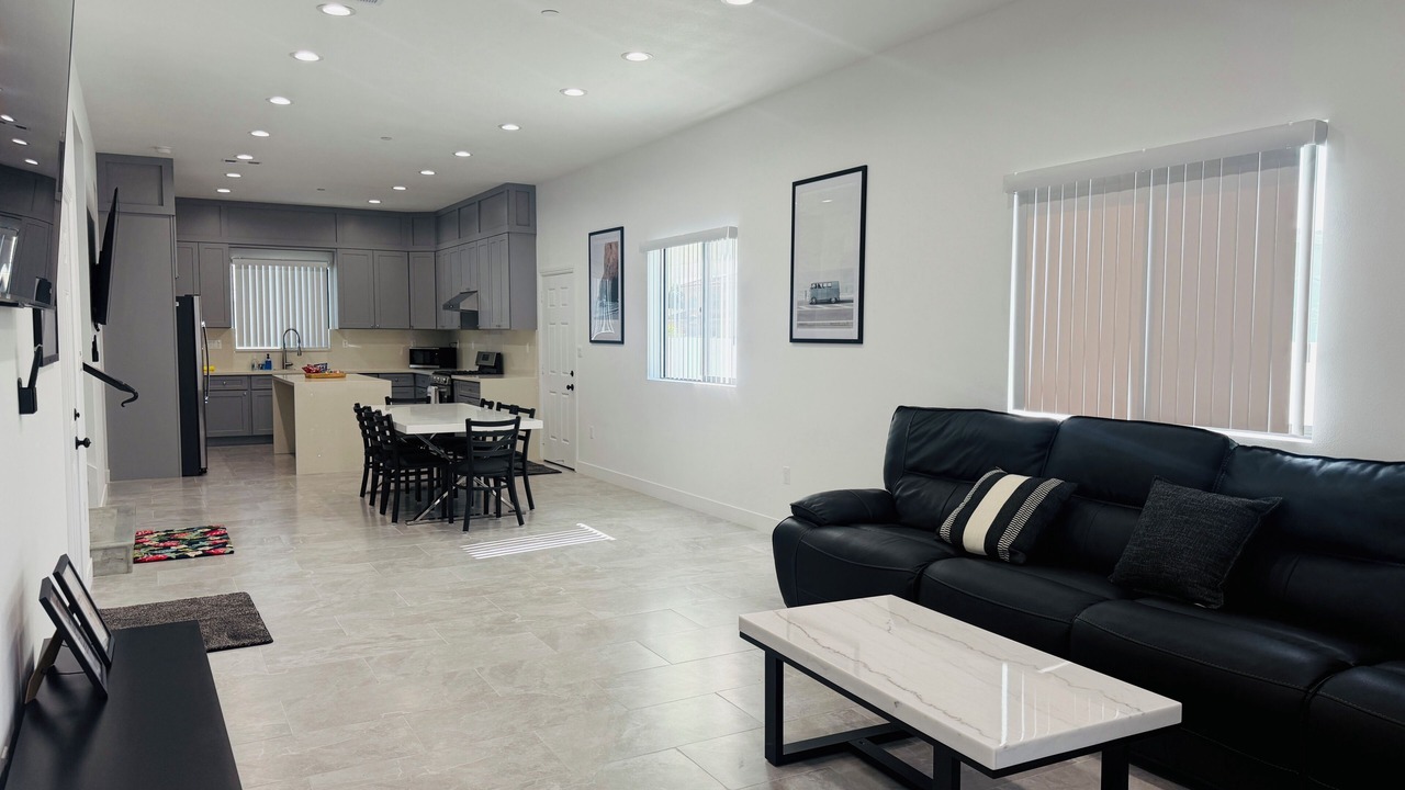 Photo of Livingroom in Midway City