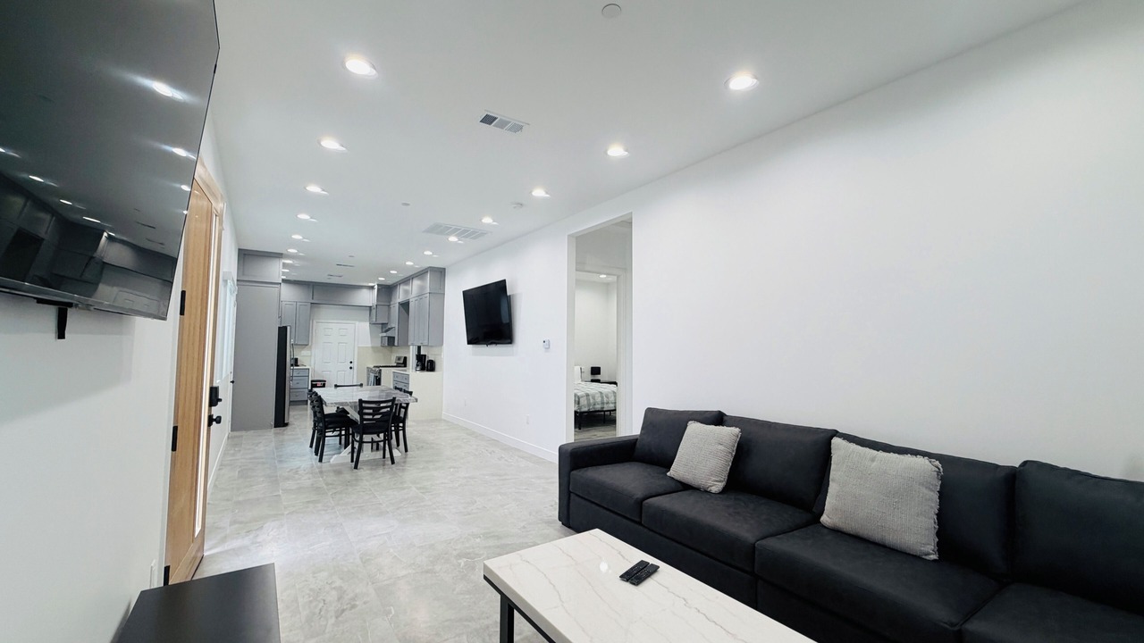 Photo of Livingroom in Midway City