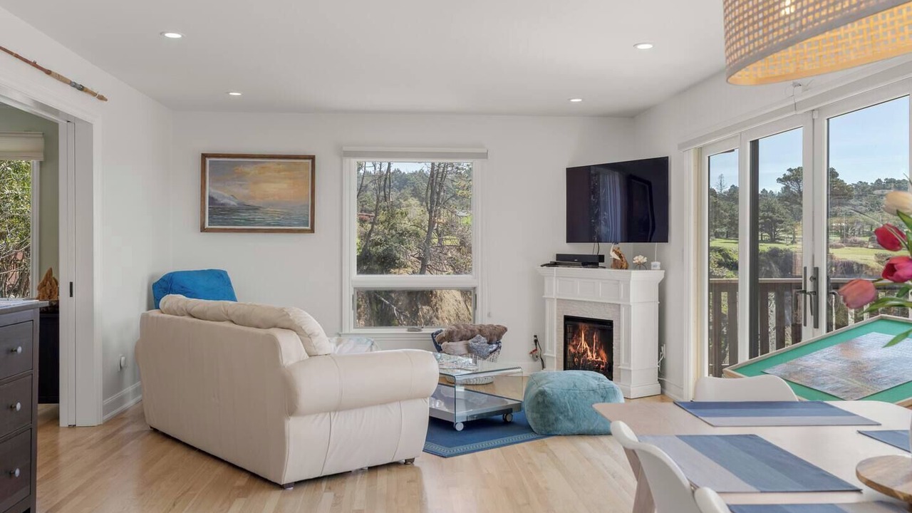 Photo of Livingroom in Jenner