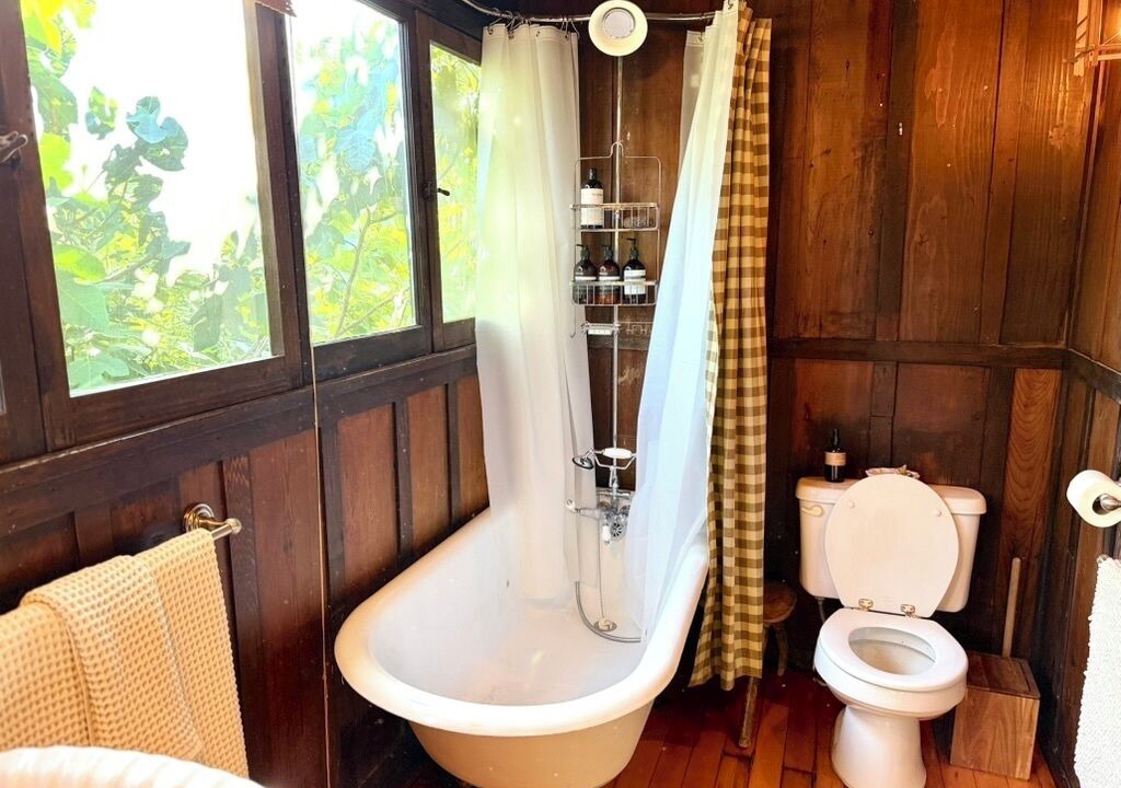 Photo of Bathroom in Hollywood Heights