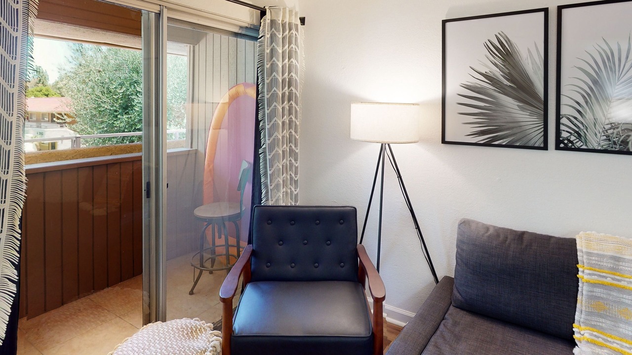Photo of Livingroom in Racquet Club West