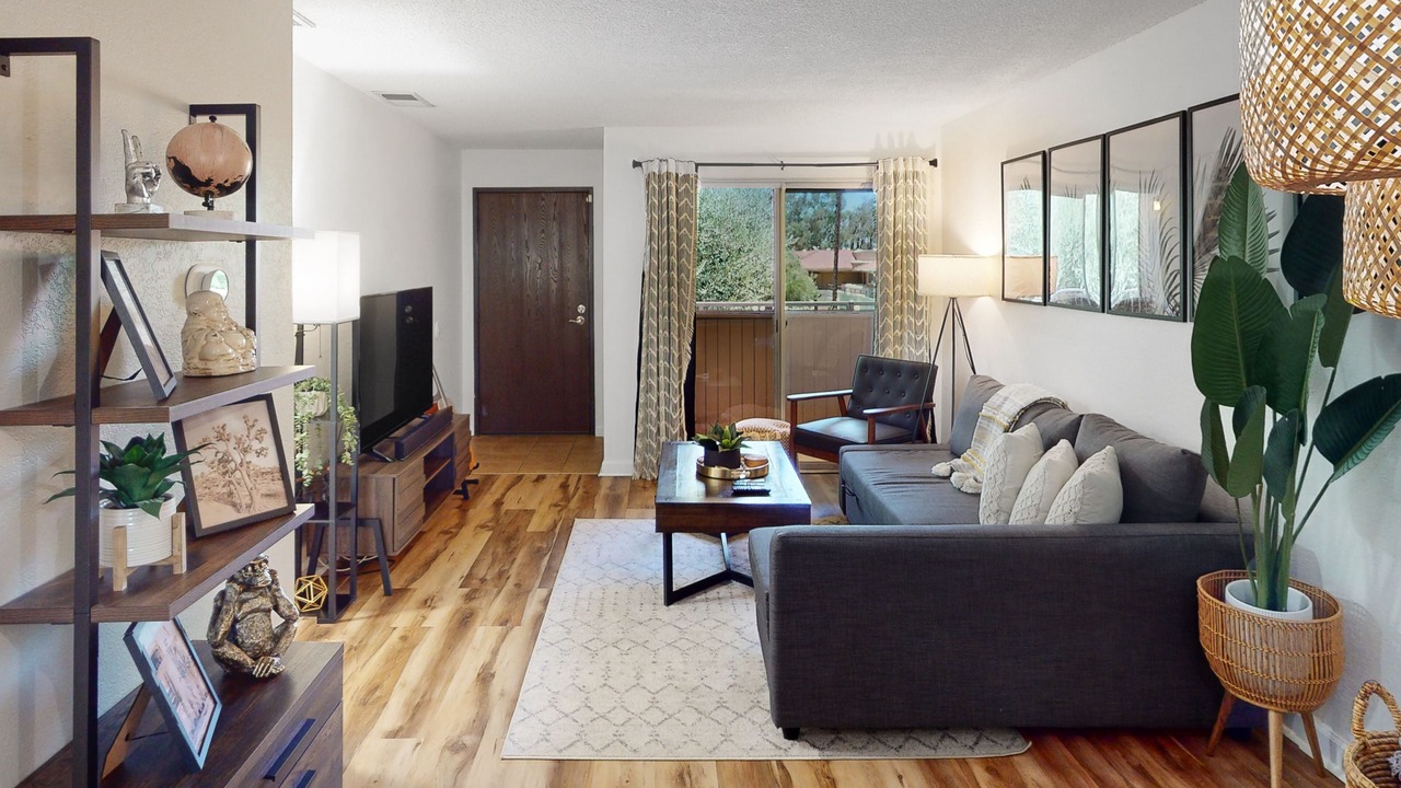 Photo of Livingroom in Racquet Club West