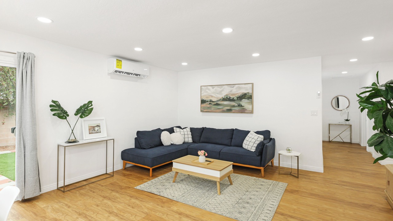 Photo of Livingroom in Midway City