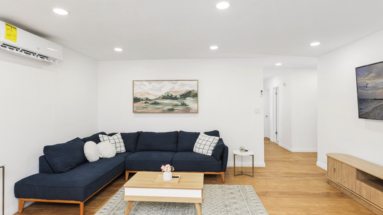 Photo of Livingroom in Midway City