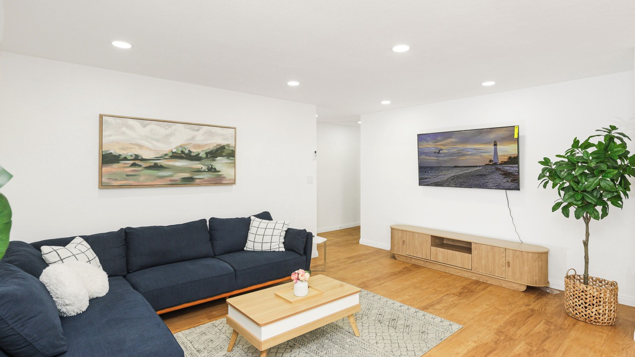 Photo of Livingroom in Midway City