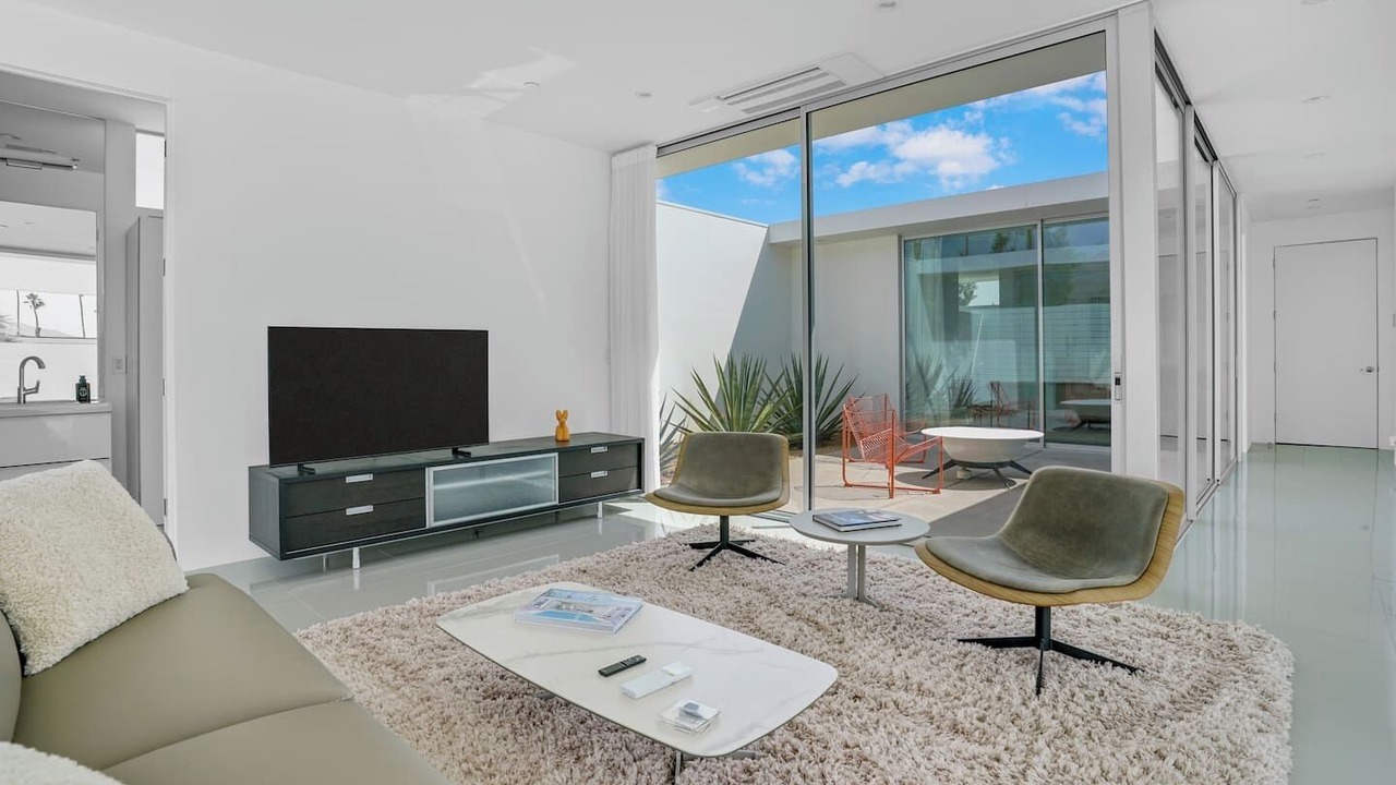 Photo of Livingroom in Racquet Club West