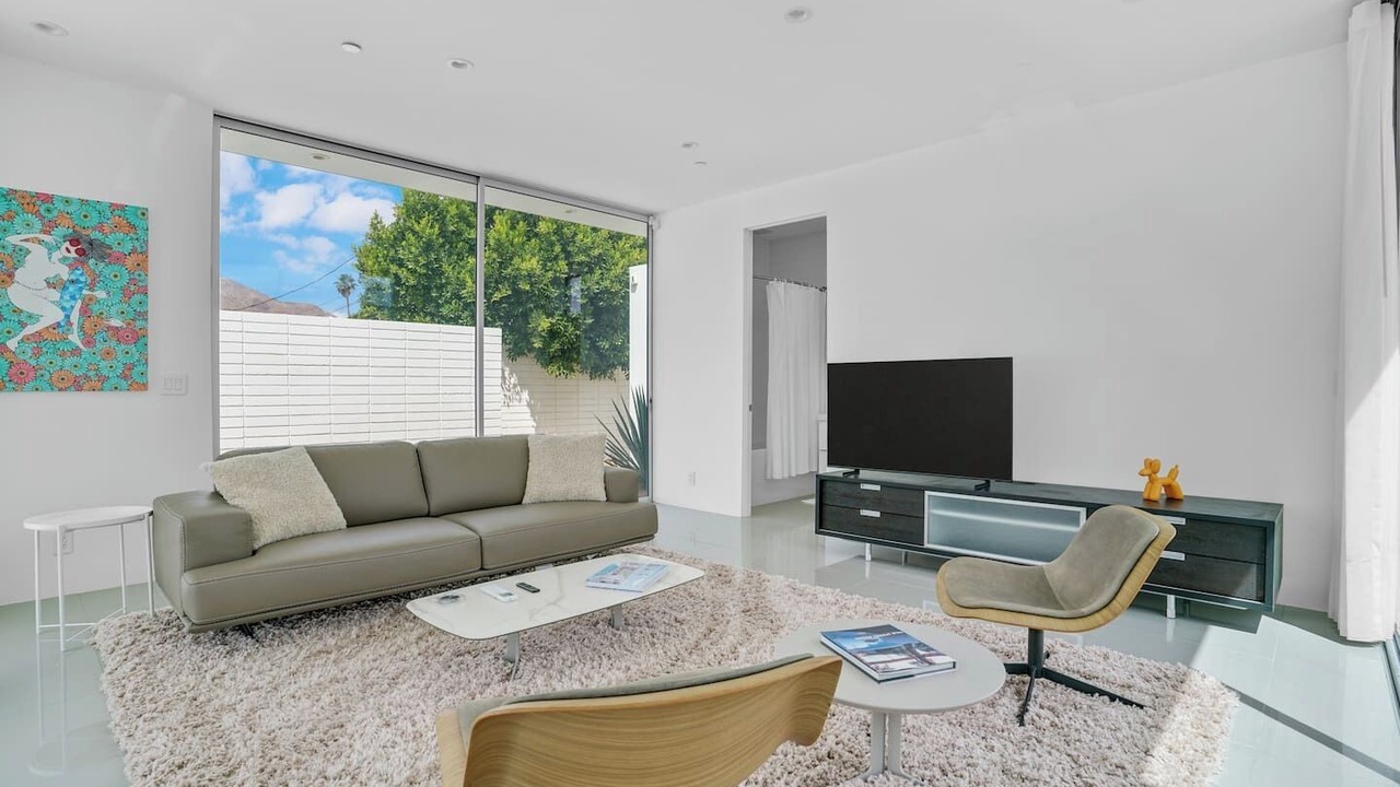 Photo of Livingroom in Racquet Club West
