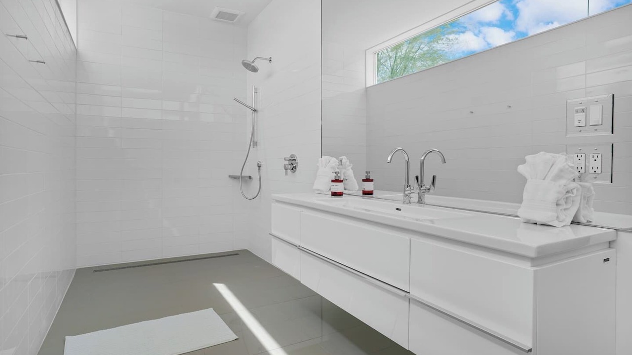 Photo of Bathroom in Racquet Club West