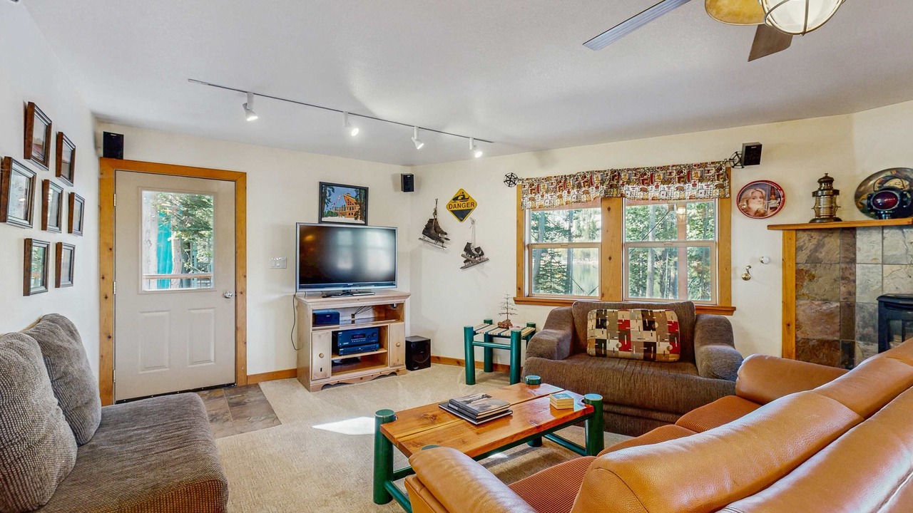 Photo of Livingroom in Serene Lakes