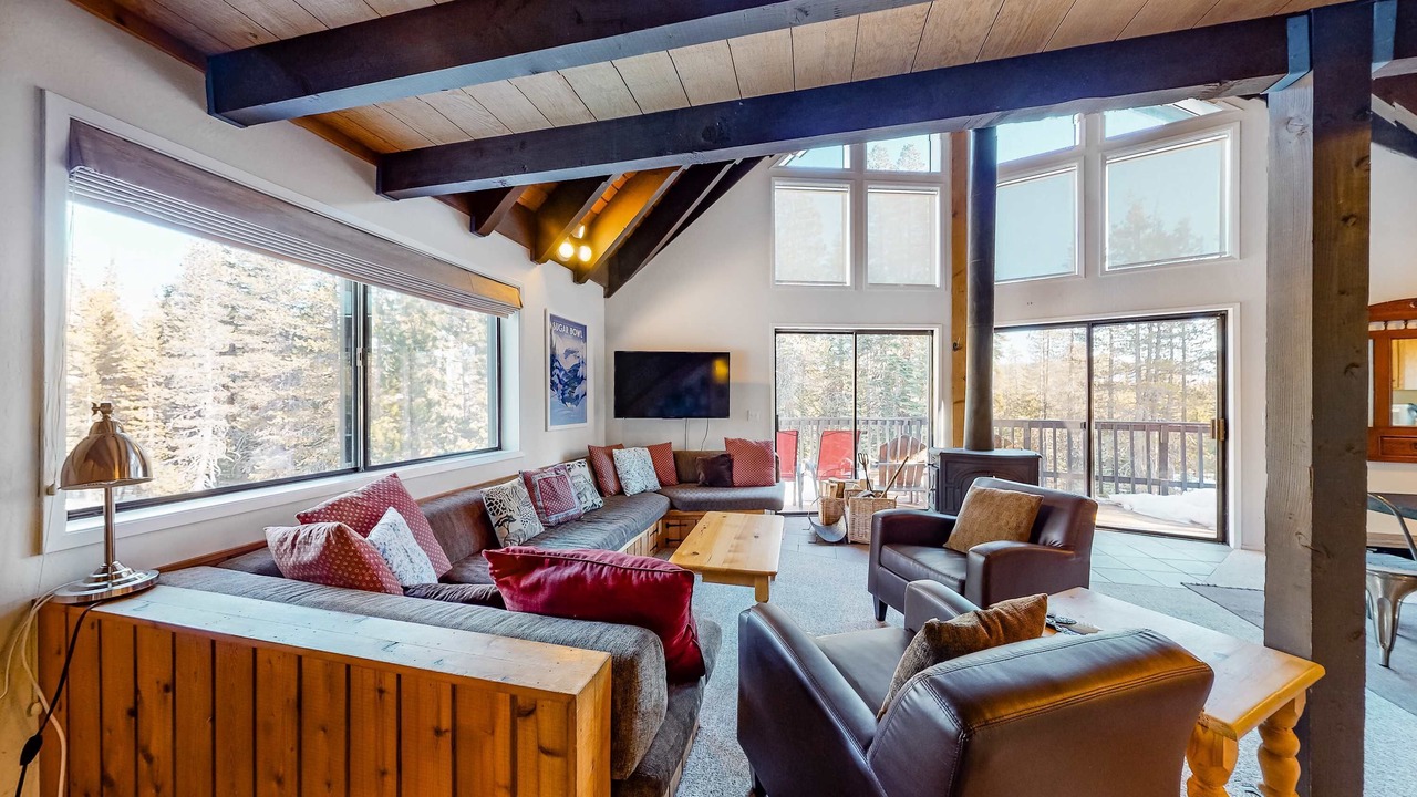 Photo of Livingroom in Serene Lakes