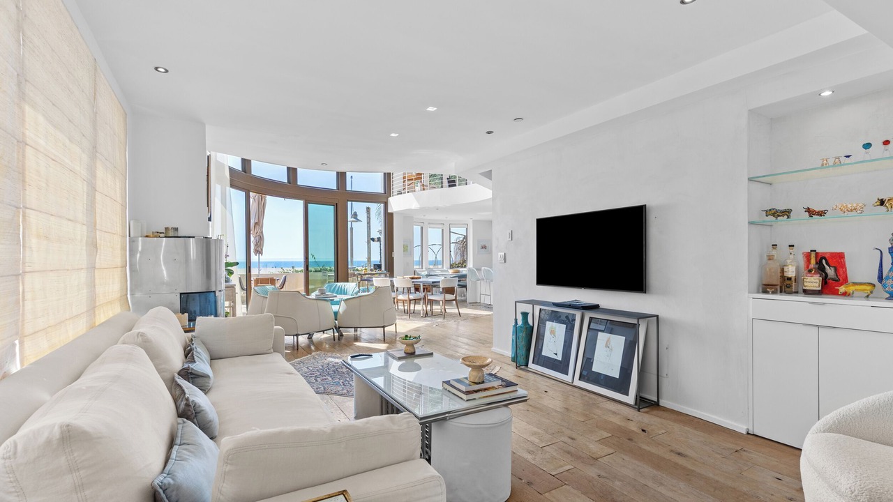 Photo of Livingroom in Downtown