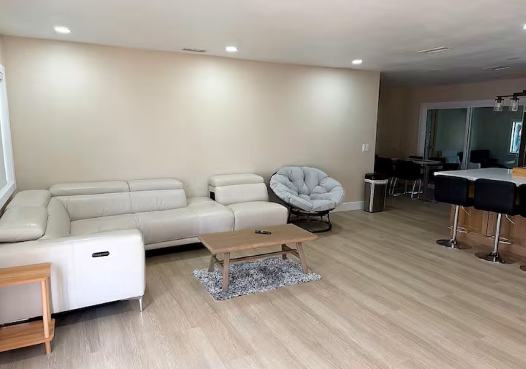 Photo of Livingroom in Midway City