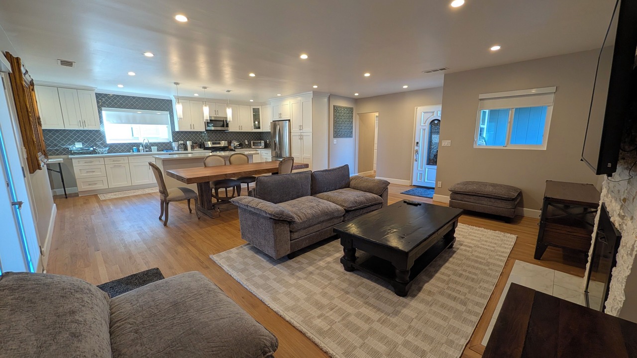 Photo of Livingroom in Encino Village