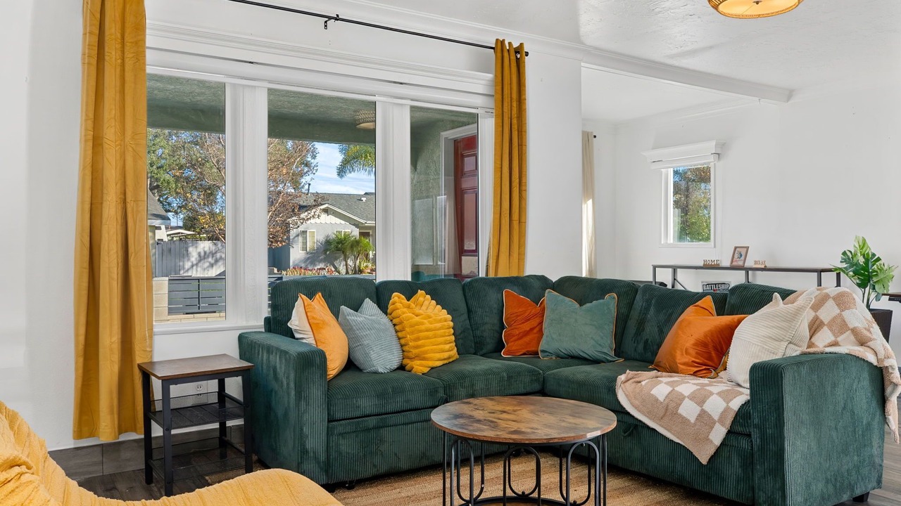 Photo of Livingroom in Midway City