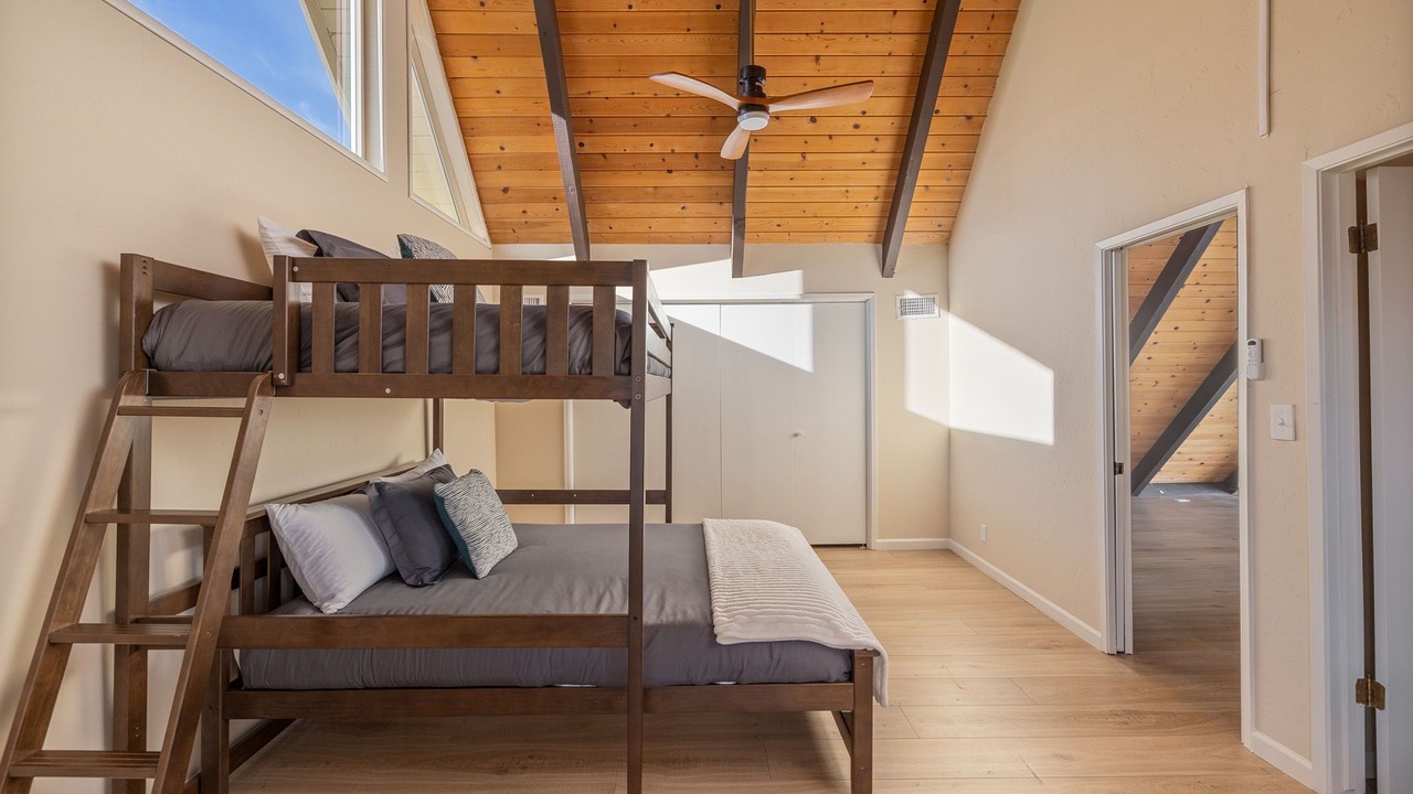 Photo of Bedroom in Yosemite Lakes