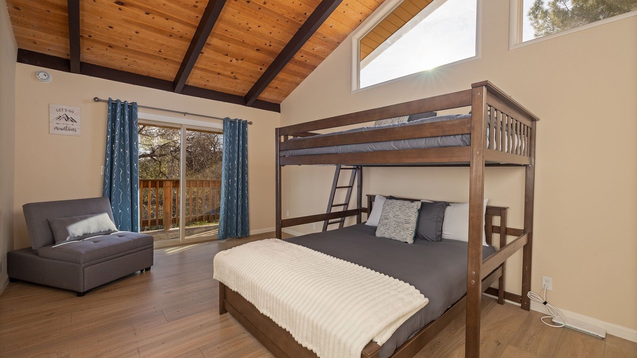 Photo of Bedroom in Yosemite Lakes