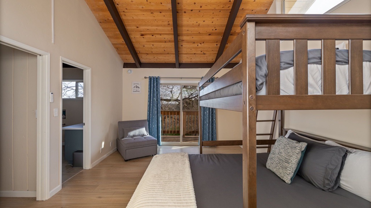 Photo of Bedroom in Yosemite Lakes
