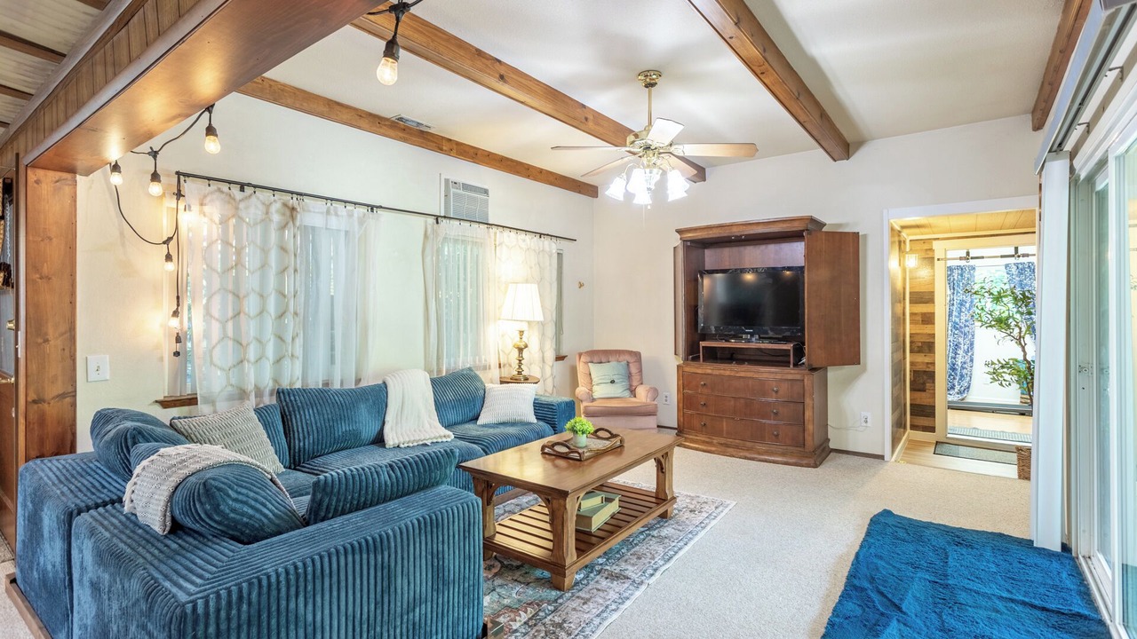 Photo of Livingroom in Enterprise