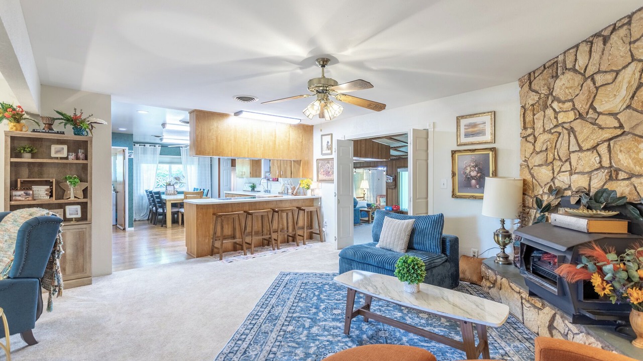 Photo of Livingroom in Enterprise