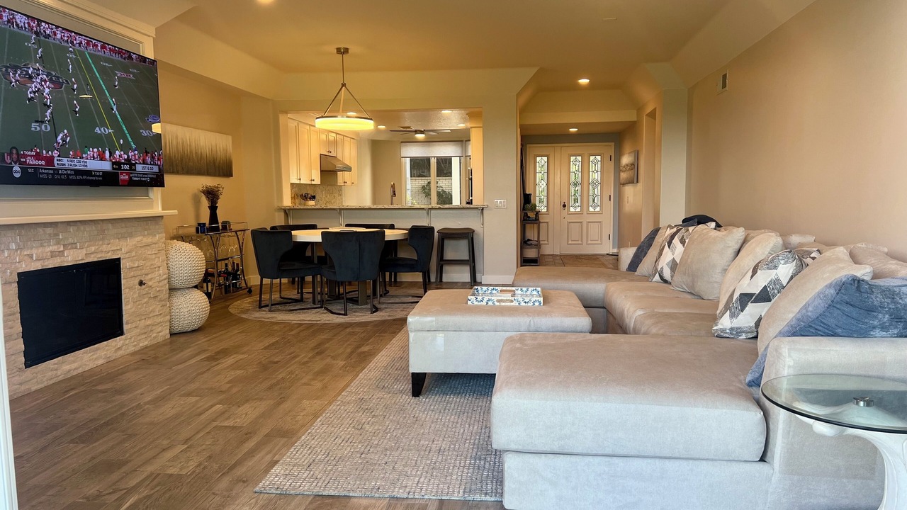Photo of Livingroom in Lantern Bay Estates