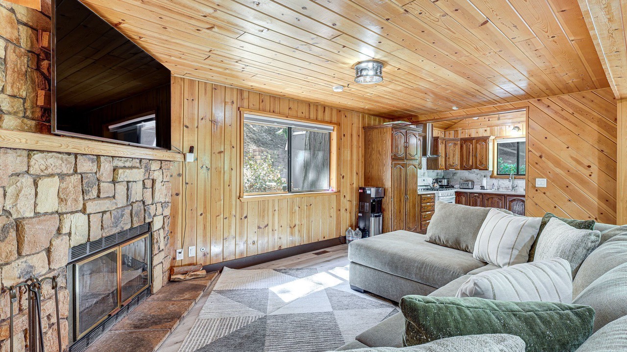 Photo of Livingroom in Crestline
