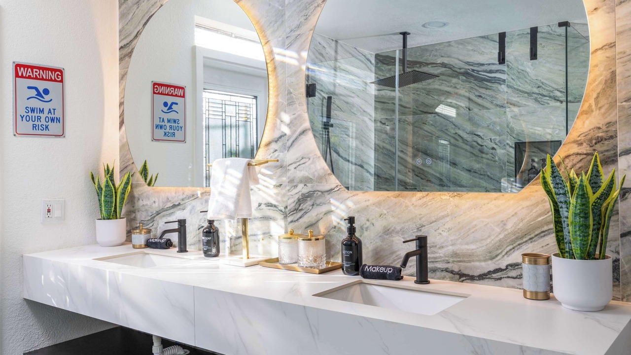 Photo of Bathroom in Racquet Club West