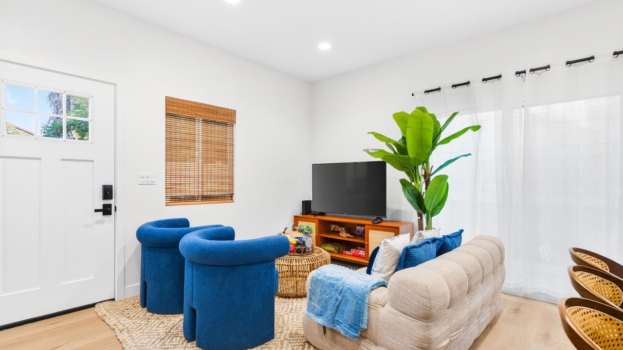 Photo of Livingroom in Midway City