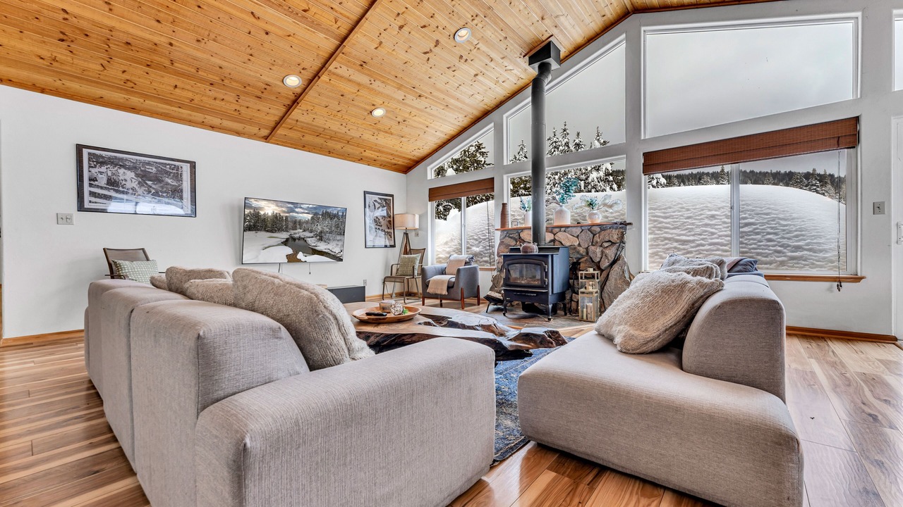 Photo of Livingroom in Tahoe National Forest