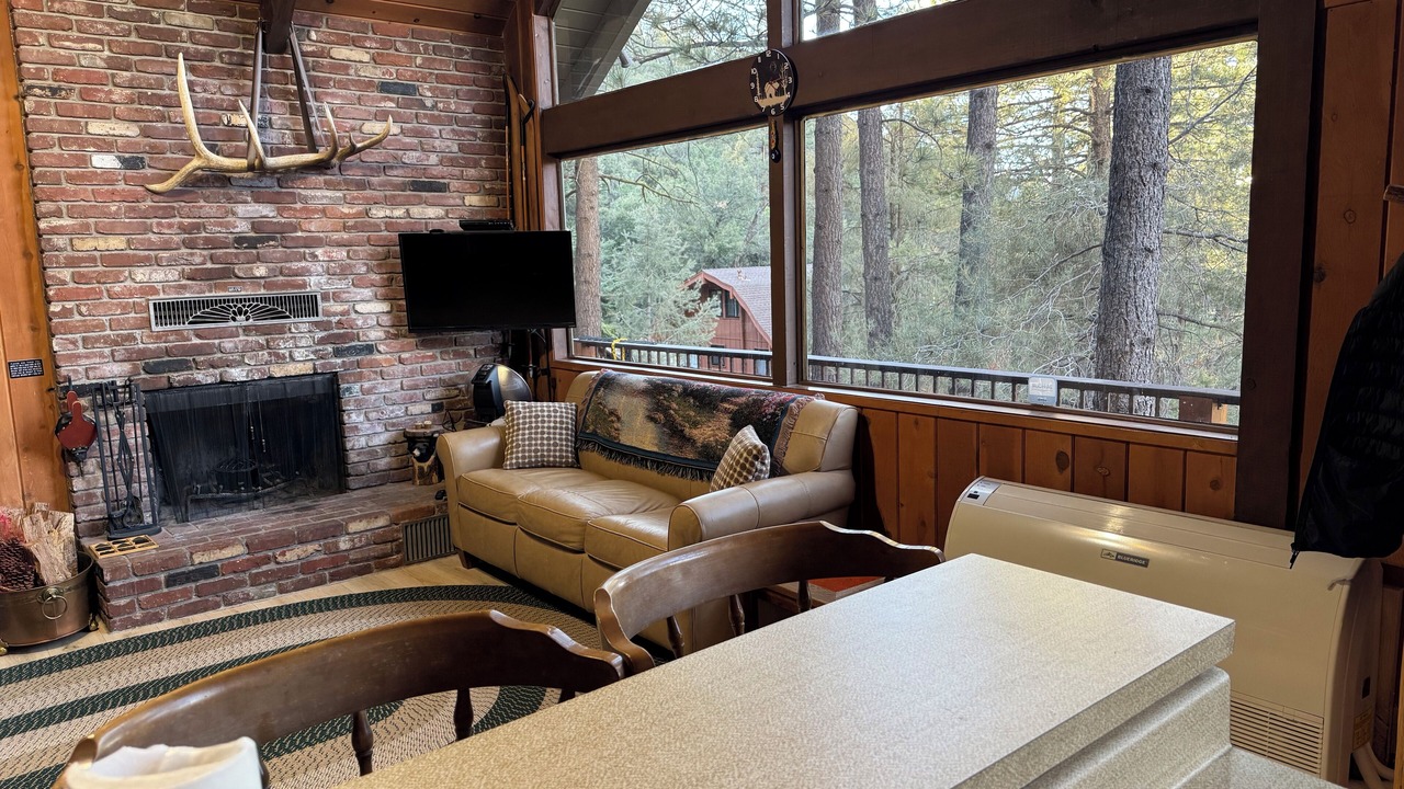 Photo of Livingroom in Pine Mountain Club