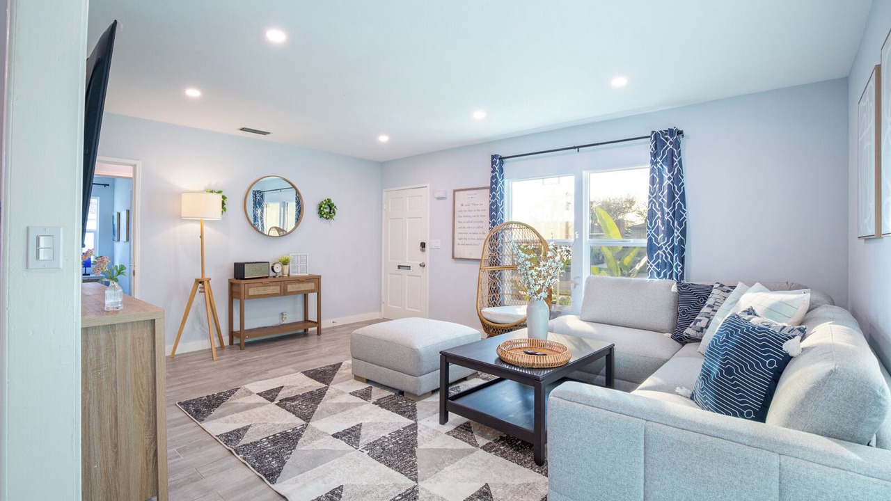Photo of Livingroom in Midway City