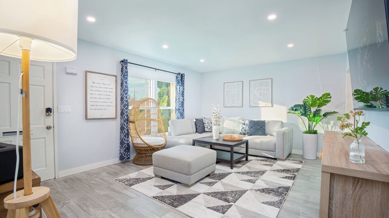 Photo of Livingroom in Midway City