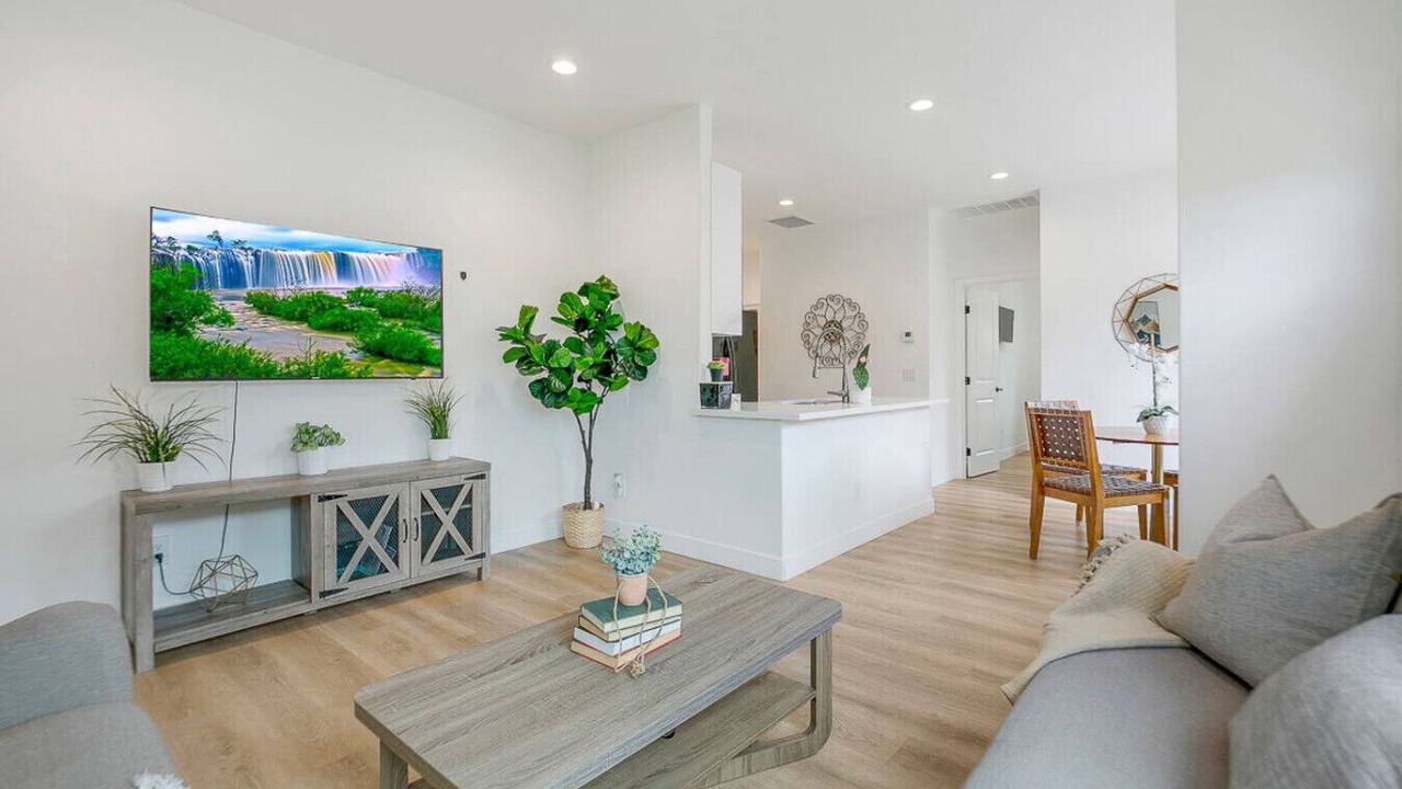Photo of Livingroom in Midway City