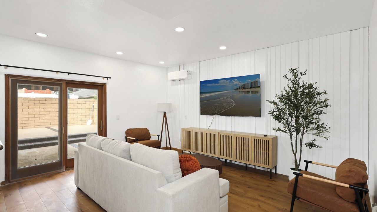 Photo of Livingroom in Midway City
