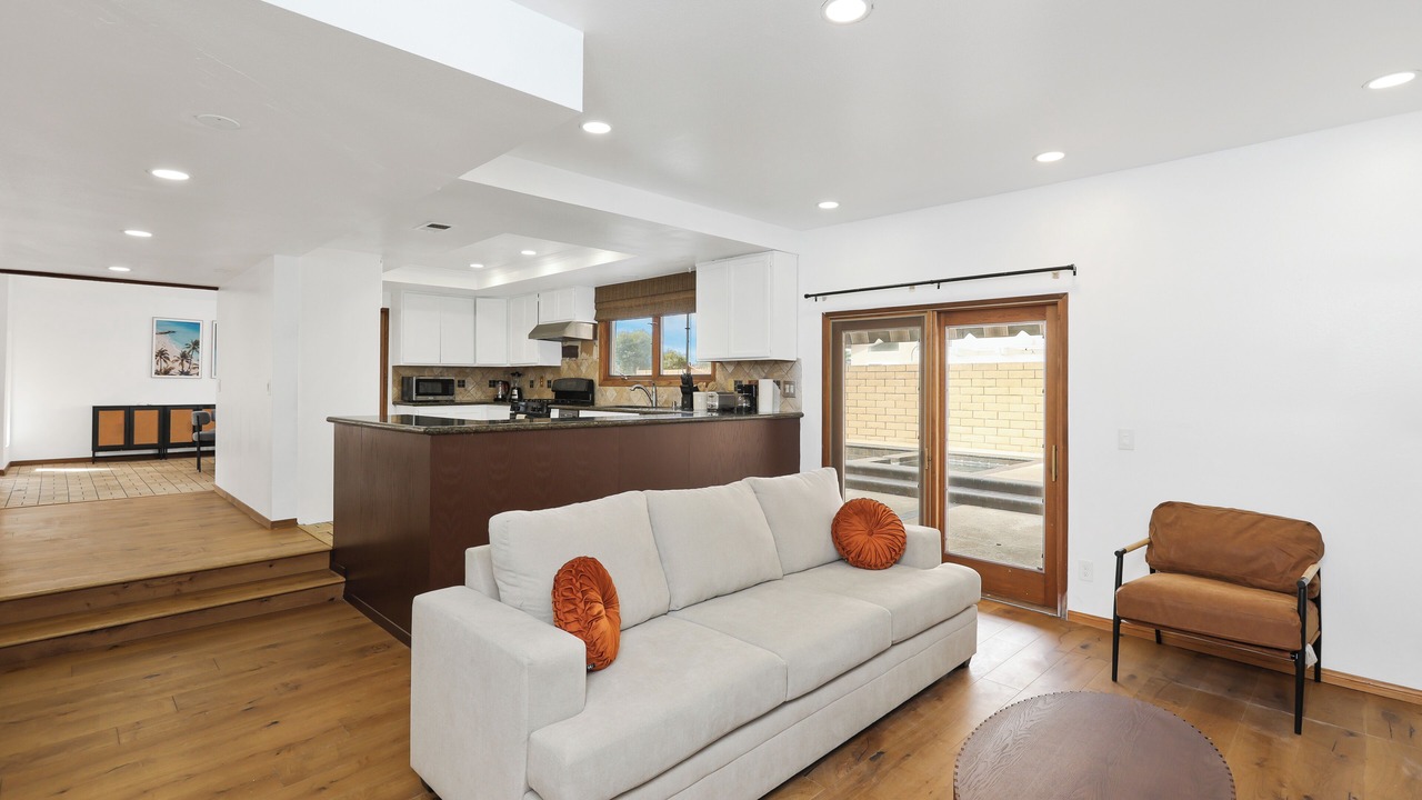 Photo of Livingroom in Midway City