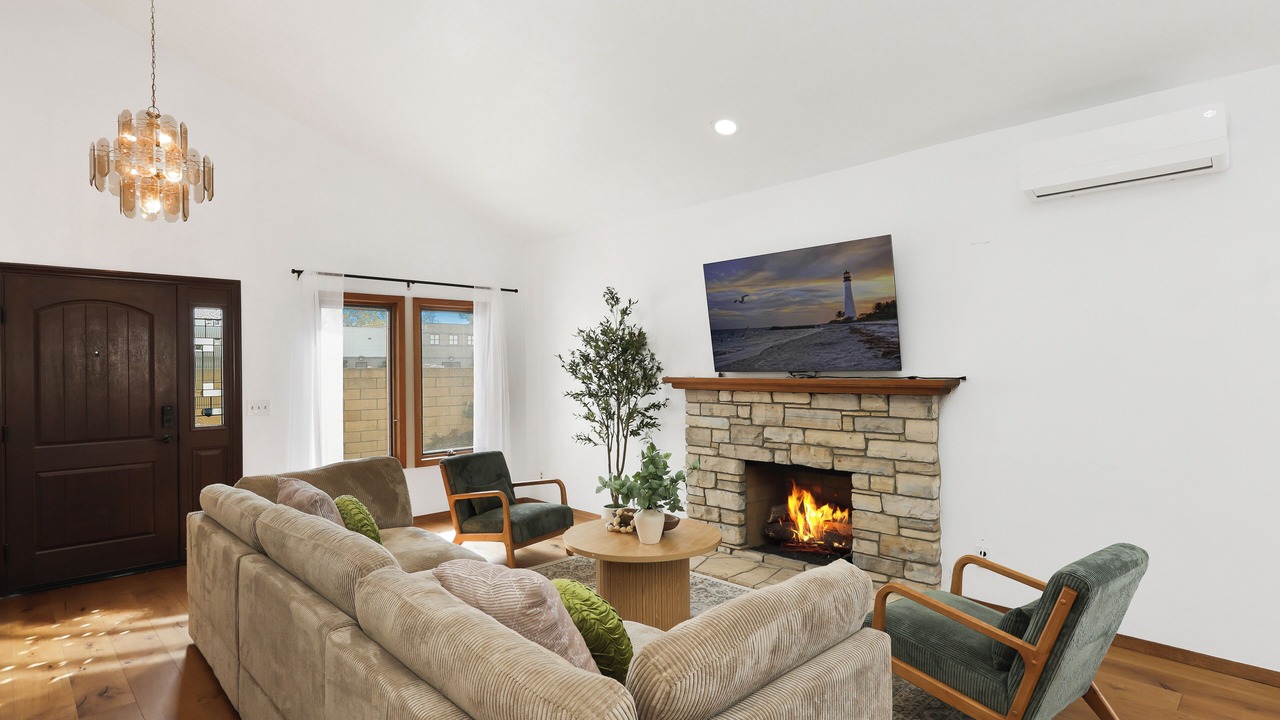 Photo of Livingroom in Midway City