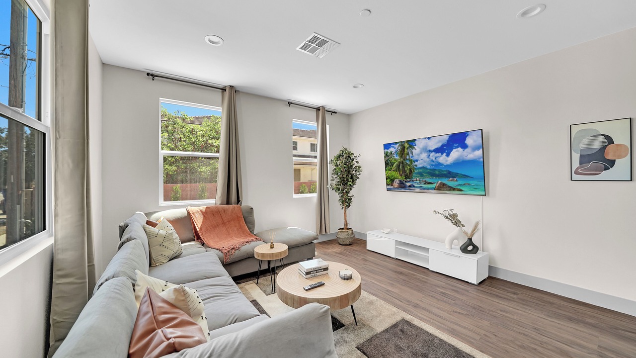 Photo of Livingroom in Midway City