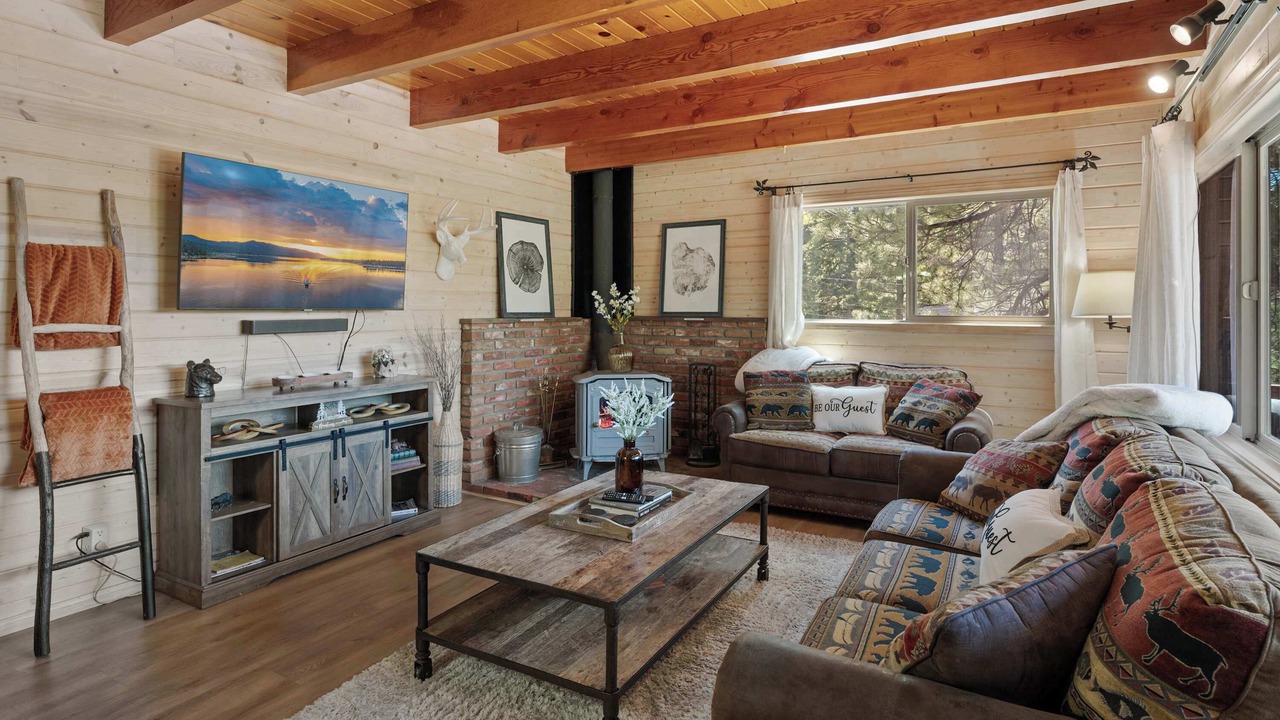 Photo of Livingroom in Fawnskin