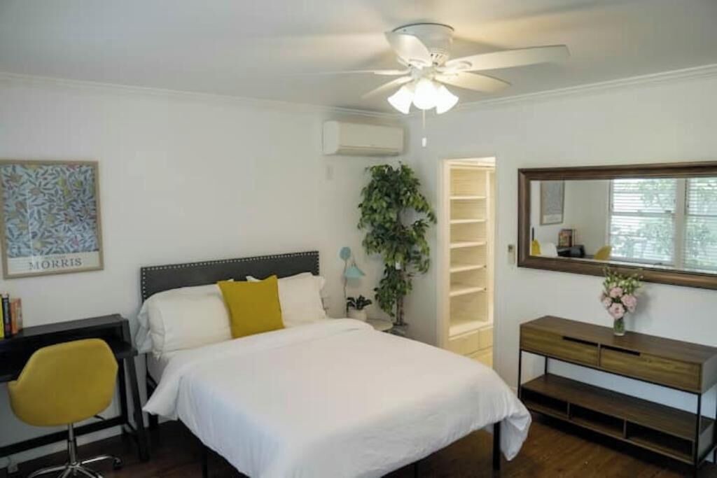 Photo of Bedroom in North of Wilshire