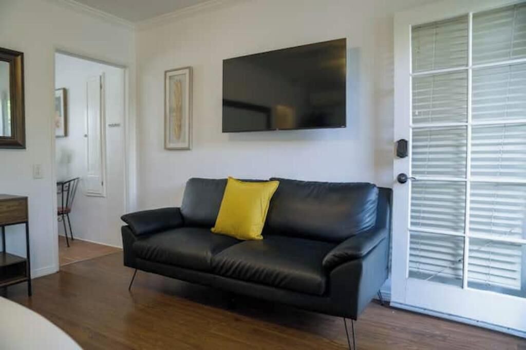 Photo of Livingroom in North of Wilshire