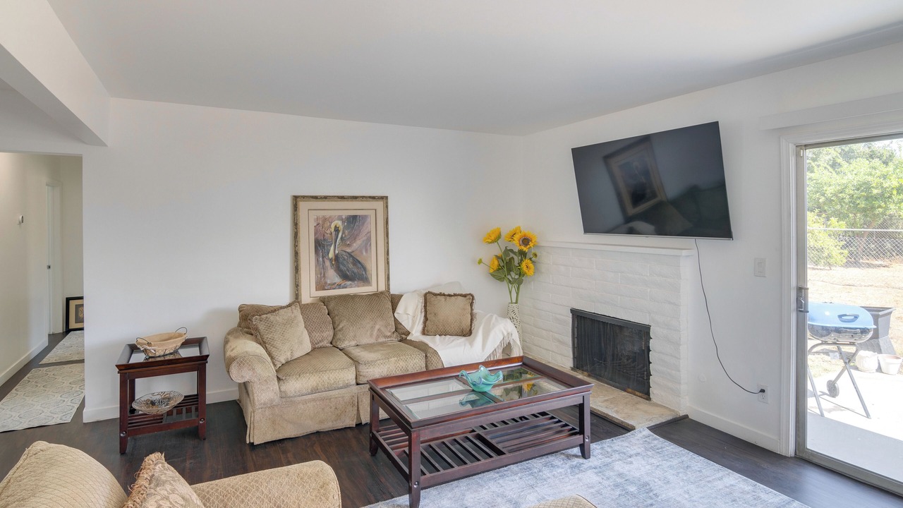 Photo of Livingroom in Lake View Terrace