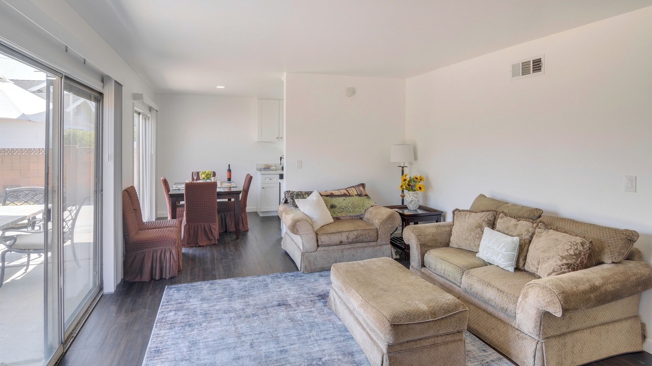 Photo of Livingroom in Lake View Terrace